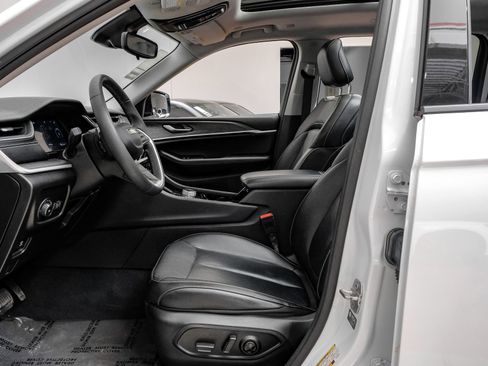 Used 2023 Jeep Grand Cherokee L Limited AWD/4WD image 4