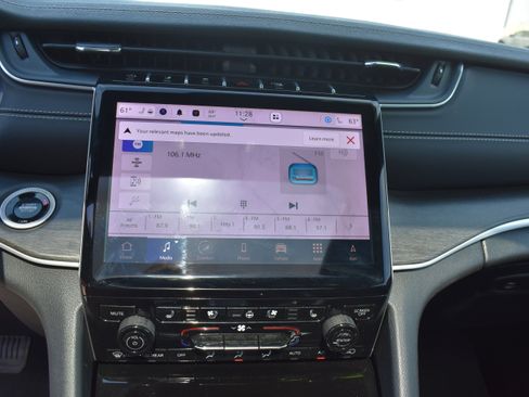 Used 2025 Jeep Grand Cherokee L Limited w/ Luxury Tech Group II image 18