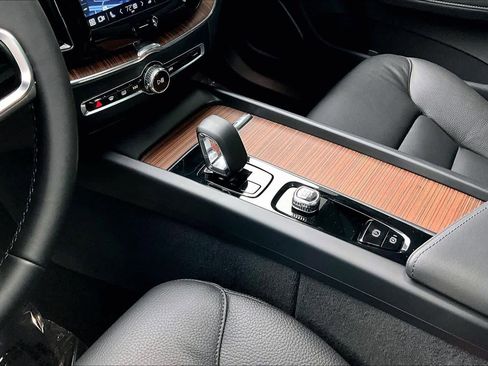 Used 2024 Volvo XC60 B5 Plus w/ Protection Package Premier image 16