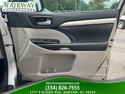 Used 2019 Toyota Highlander XLE FWD image 32