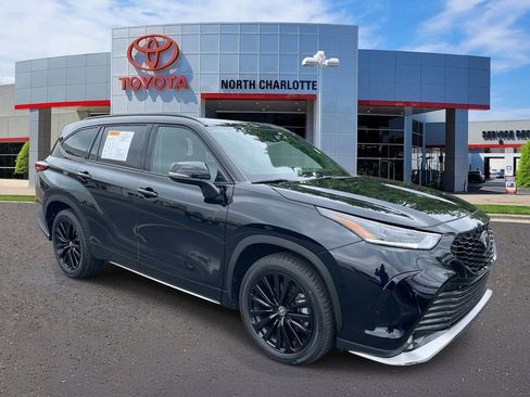 Used 2023 Toyota Highlander XSE FWD image 3