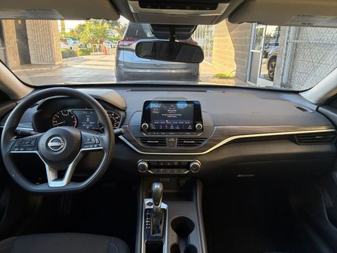 Used 2025 Nissan Altima 2.5 SV image 33