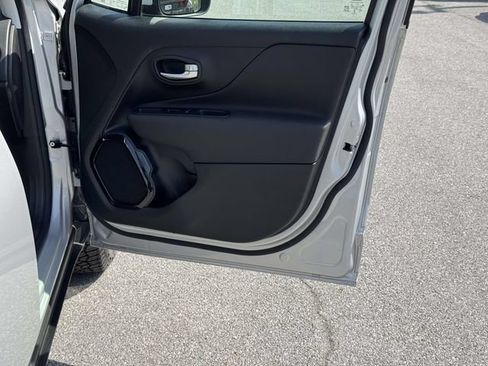 Used 2020 Jeep Renegade Altitude AWD/4WD image 10