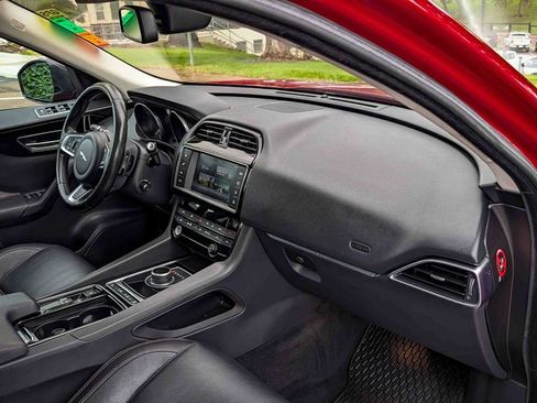 Used 2018 Jaguar F-PACE Prestige image 15