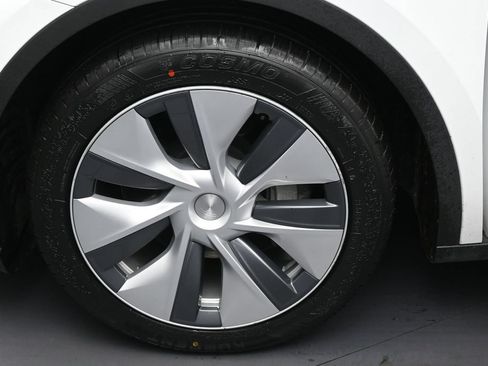 Used 2023 Tesla Model Y Long Range AWD/4WD image 9