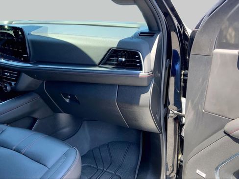 Used 2025 Chevrolet Suburban RST w/ Comfort Package AWD/4WD image 18