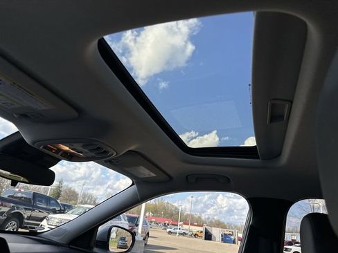 Used 2024 Chevrolet Trax LT w/ Sunroof Package image 18