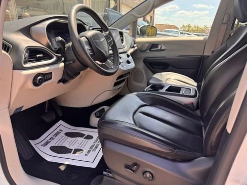 Used 2023 Chrysler Pacifica Touring-L FWD image 10