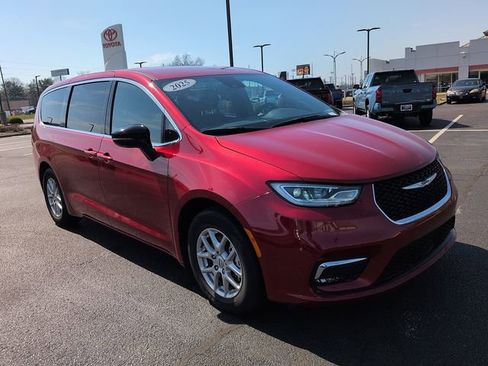 Used 2025 Chrysler Pacifica Select image 2