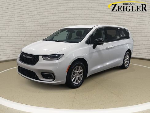 Used 2024 Chrysler Pacifica Touring-L image 1