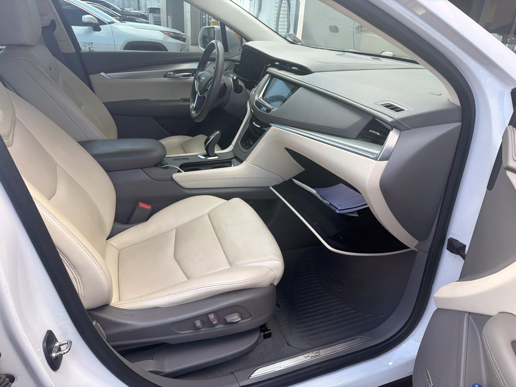 Used 2018 Cadillac XT5 Luxury w/ Driver Awareness Package FWD image 6
