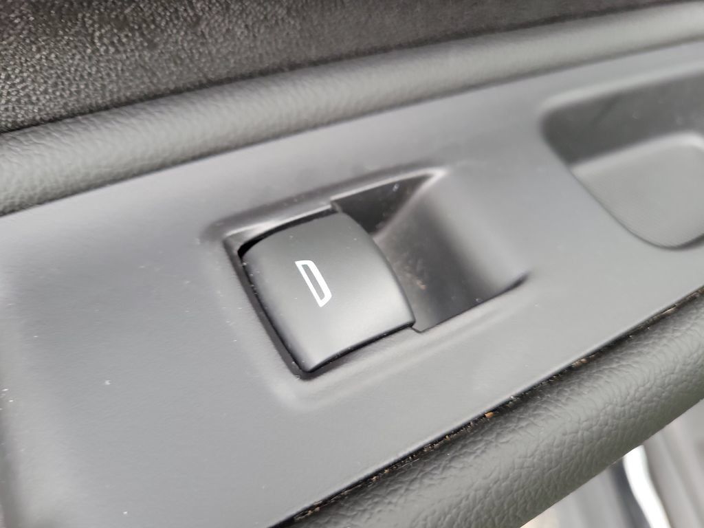 Used 2024 GMC Terrain SLE w/ Driver Convenience Package AWD/4WD image 17