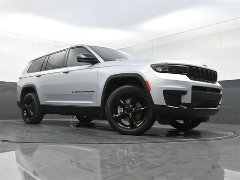 Used 2023 Jeep Grand Cherokee L Laredo image 28