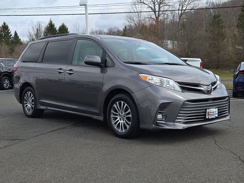 Used 2018 Toyota Sienna XLE FWD image 4
