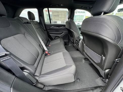 New 2025 Jeep Grand Cherokee Laredo X w/ Luxury Tech Group I AWD/4WD image 17