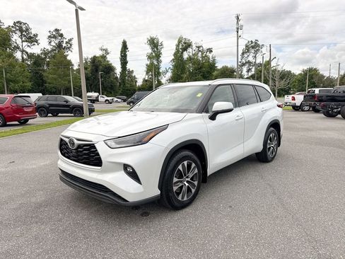 Used 2022 Toyota Highlander XLE AWD/4WD image 9