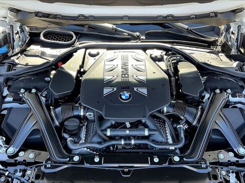 Used 2025 BMW 760i xDrive w/ Premium Package image 29