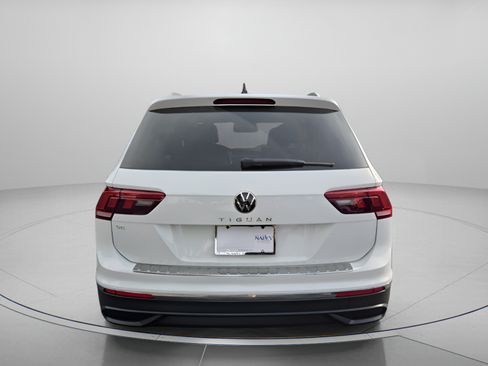 Certified 2024 Volkswagen Tiguan SE w/ Panoramic Sunroof Package FWD image 4