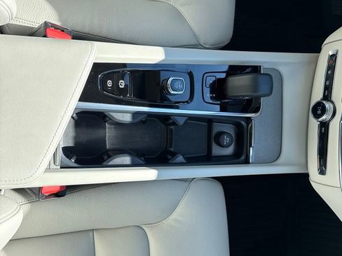 Certified 2025 Volvo XC60 T8 Plus w/ Protection Package Premier AWD/4WD image 23