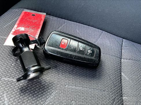 Used 2020 Toyota RAV4 XLE w/ Convenience Package FWD image 15