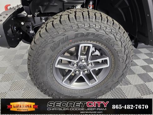 New 2025 Jeep Gladiator Mojave image 9