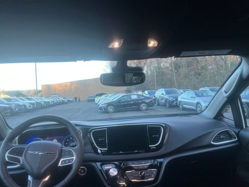 Used 2025 Chrysler Pacifica Select image 34