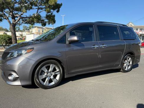 Used 2013 Toyota Sienna SE w/ Premium Pkg w/Entune FWD image 2