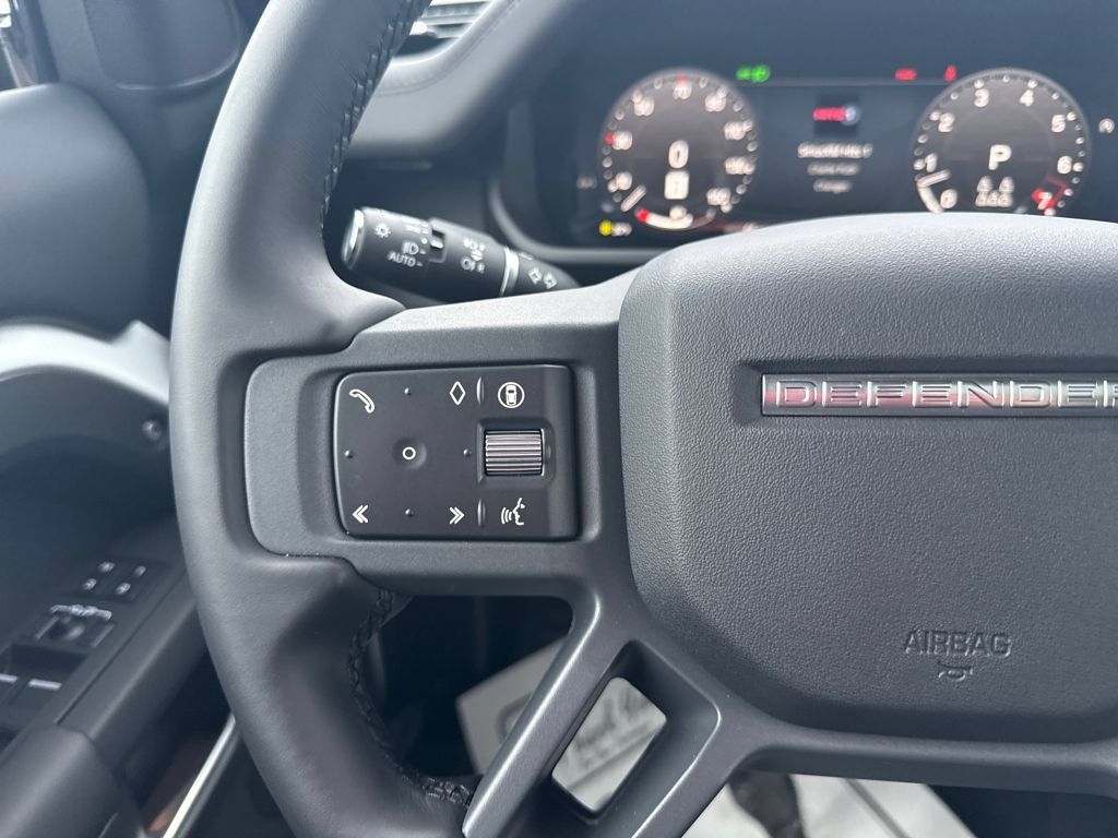 Used 2025 Land Rover Defender 130 X-Dynamic SE AWD/4WD image 18