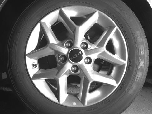 Used 2025 Kia Soul LX w/ LX Technology Package FWD image 21