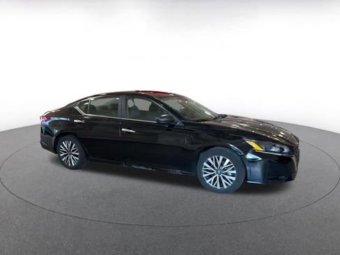 Used 2025 Nissan Altima 2.5 SV image 2
