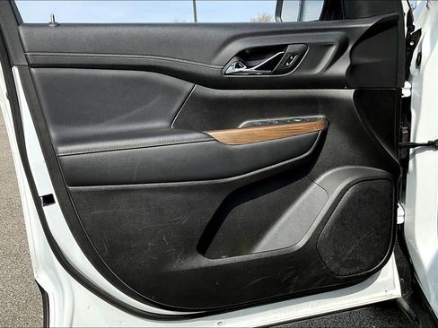 Used 2023 GMC Acadia SLE image 25