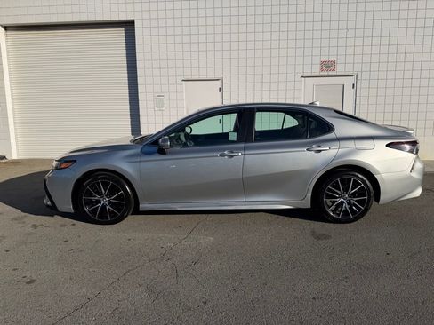 Used 2022 Toyota Camry SE image 3