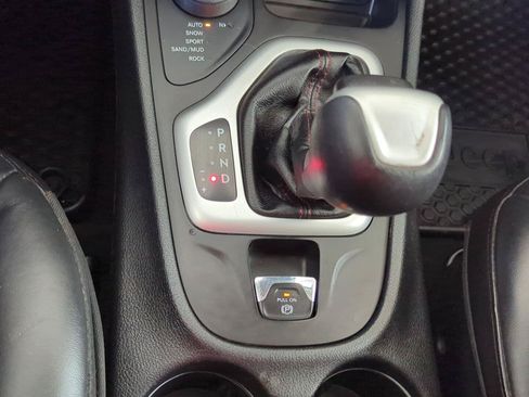 Used 2017 Jeep Cherokee Trailhawk AWD/4WD image 29