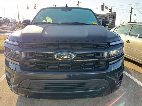 Used 2024 Ford Expedition Limited image 2