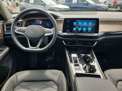 Used 2025 Volkswagen Atlas SE AWD/4WD image 11