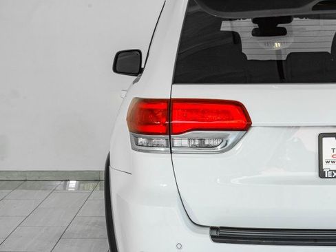 Used 2018 Jeep Grand Cherokee Laredo image 41