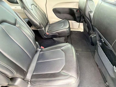 Used 2023 Chrysler Pacifica Touring-L FWD image 28