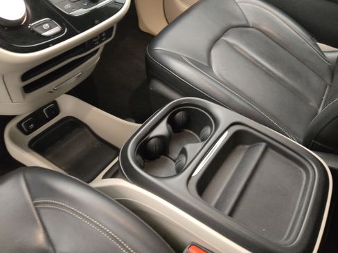 Used 2020 Chrysler Voyager Lxi image 26