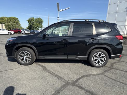 Used 2023 Subaru Forester Premium AWD/4WD image 2