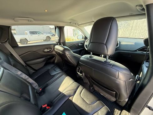 Used 2019 Jeep Cherokee Latitude Plus FWD image 12