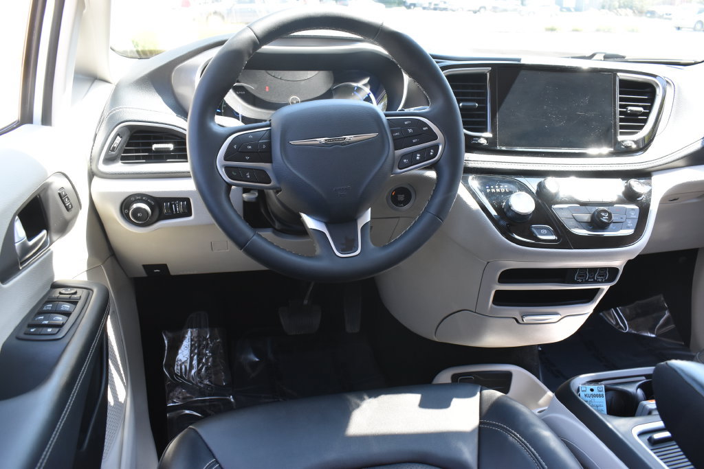Used 2024 Chrysler Pacifica Limited FWD image 17