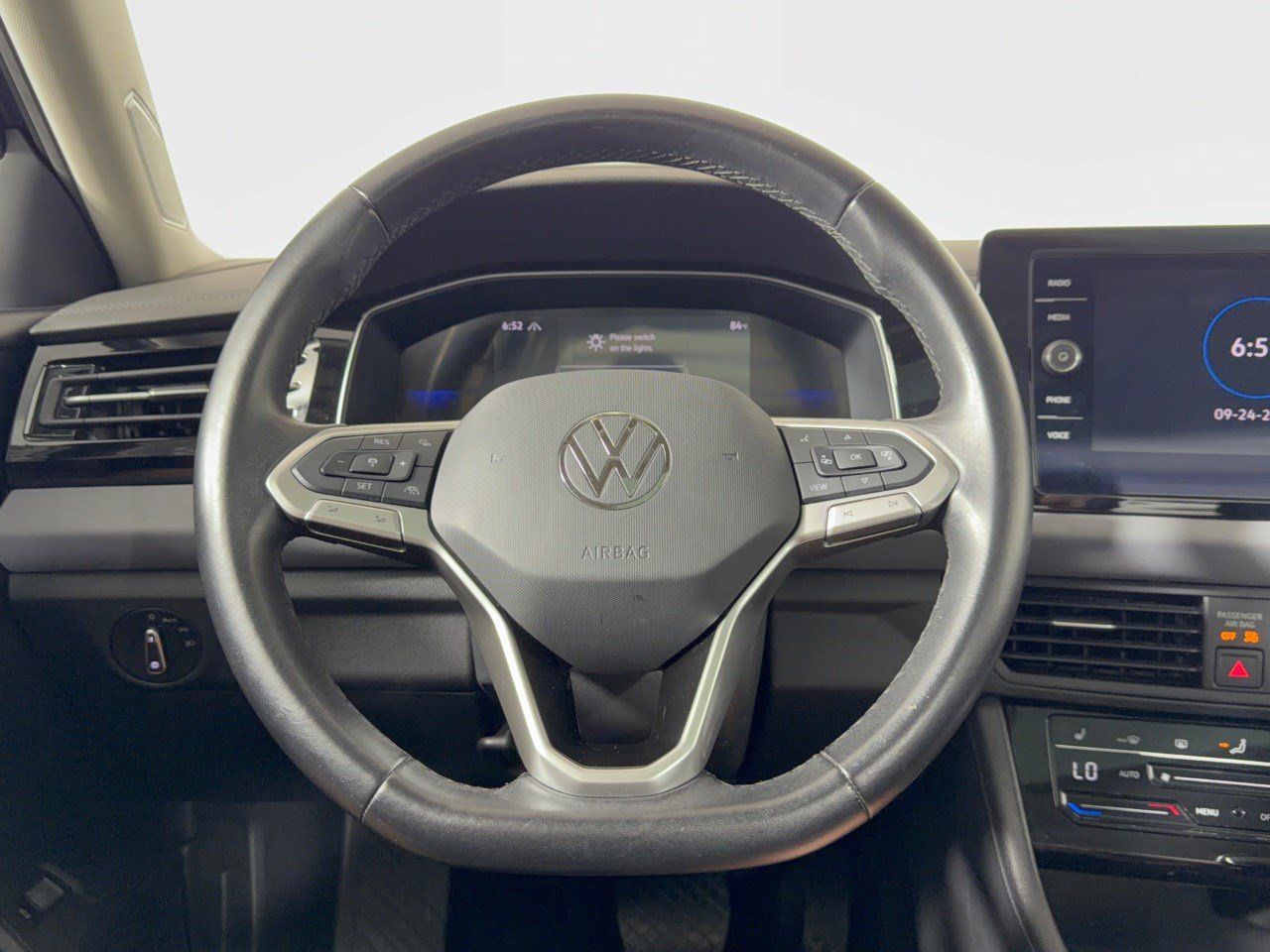Used 2025 Volkswagen Jetta SE FWD image 10