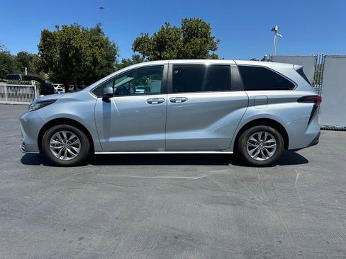Used 2022 Toyota Sienna XLE FWD image 2