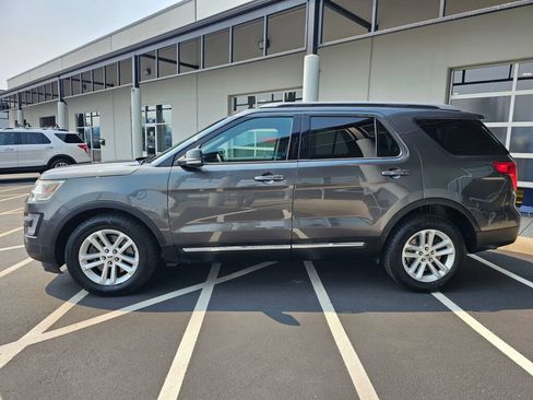 Used 2017 Ford Explorer XLT FWD image 2