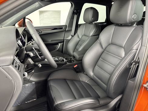 Certified 2025 Porsche Macan image 5