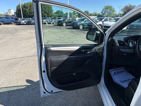 Used 2017 Dodge Grand Caravan GT FWD image 24