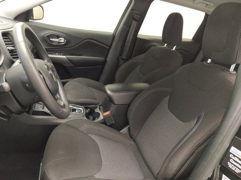 Used 2019 Jeep Cherokee Latitude w/ Popular Appearance Group image 17