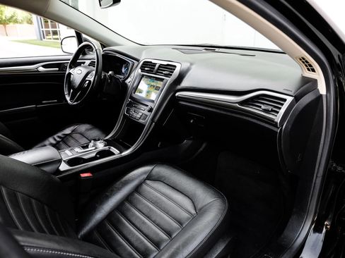 Used 2018 Ford Fusion SE w/ Fusion SE Technology Package FWD image 20