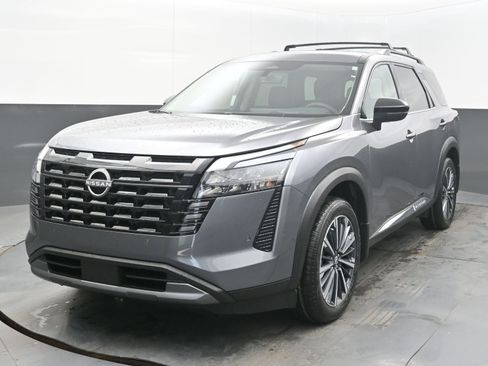 New 2026 Nissan Pathfinder Platinum FWD image 3