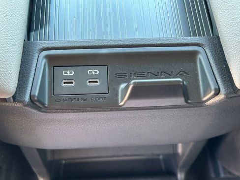 Used 2026 Toyota Sienna XLE FWD image 23